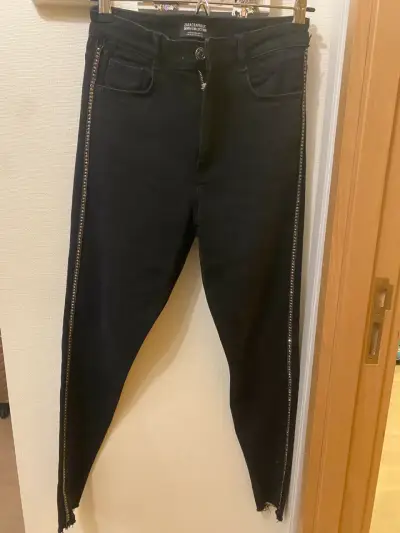 Jeans Zara negros con brillitos 38 - miniatura 1