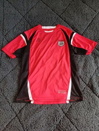 Camiseta deportiva roja y negra alternativa - miniatura 1