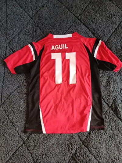 Camiseta deportiva roja y negra alternativa - miniatura 2