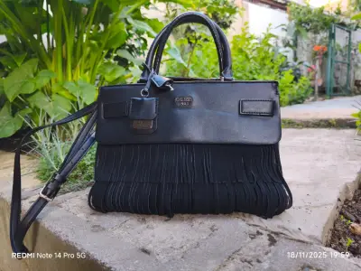 Cartera negra Guess con flecos - miniatura 1