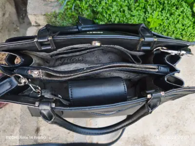 Cartera negra Guess con flecos - miniatura 4