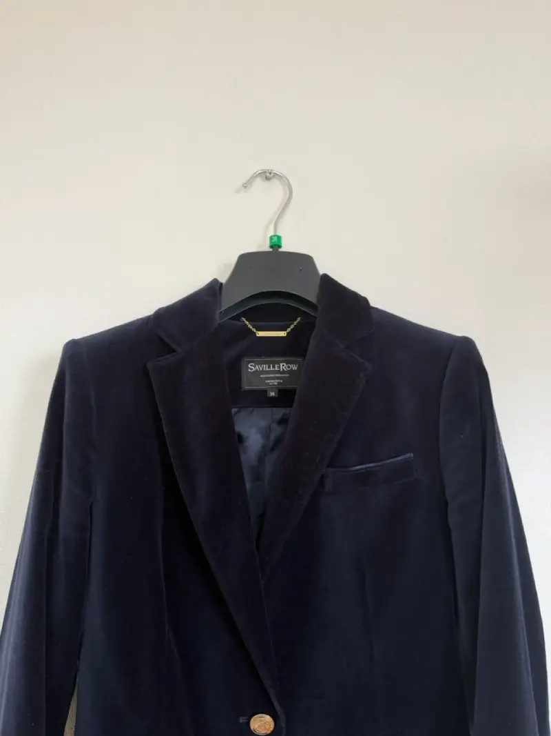 Blazer azul con botones dorados - 2