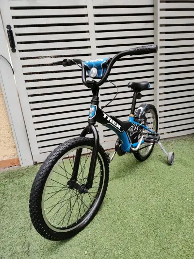 Bicicleta infantil Trek 20" negra y azul - miniatura 2