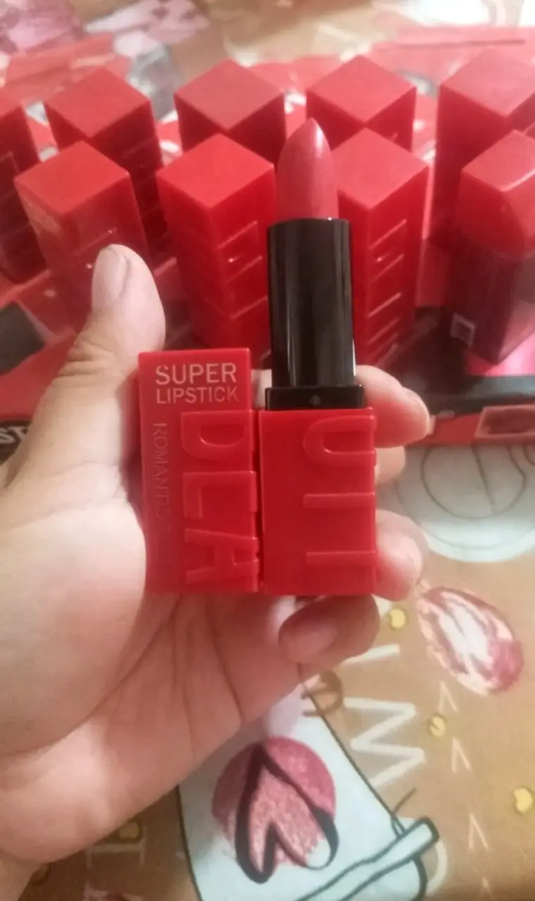 Labial rojo intenso