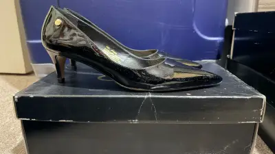 Zapatos de tacón negros brillantes - miniatura 1