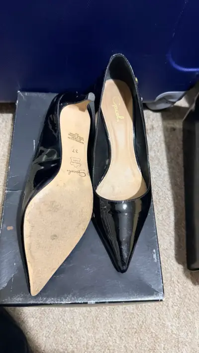 Zapatos de tacón negros brillantes - miniatura 3