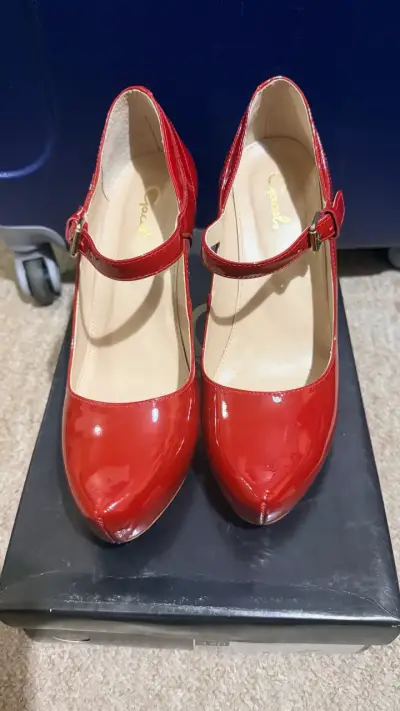 Zapatos rojos de charol con hebilla - miniatura 1