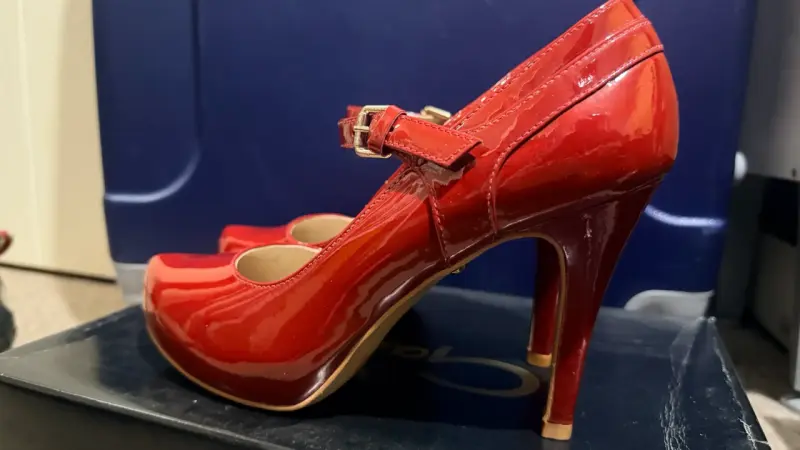 Zapatos rojos de charol con hebilla - 2