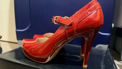 Zapatos rojos de charol con hebilla - miniatura 2