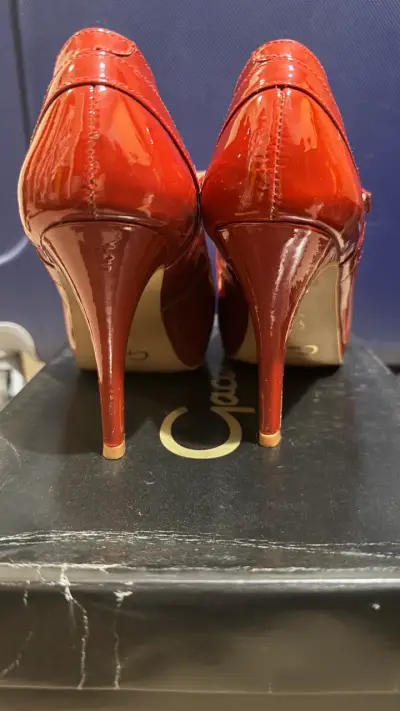 Zapatos rojos de charol con hebilla - miniatura 3