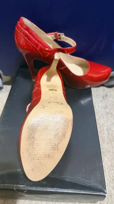 Zapatos rojos de charol con hebilla - miniatura 4