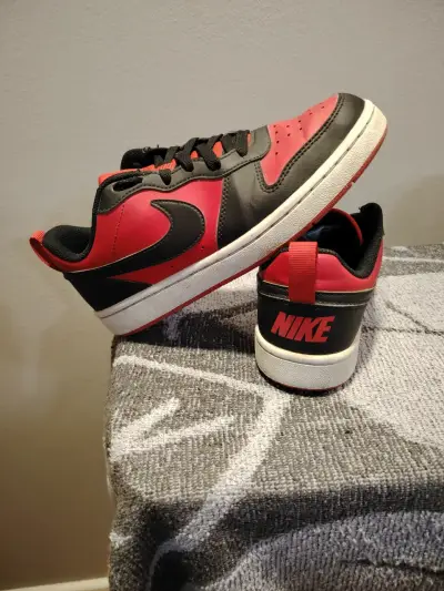 Zapatillas Nike rojo y negro - miniatura 1