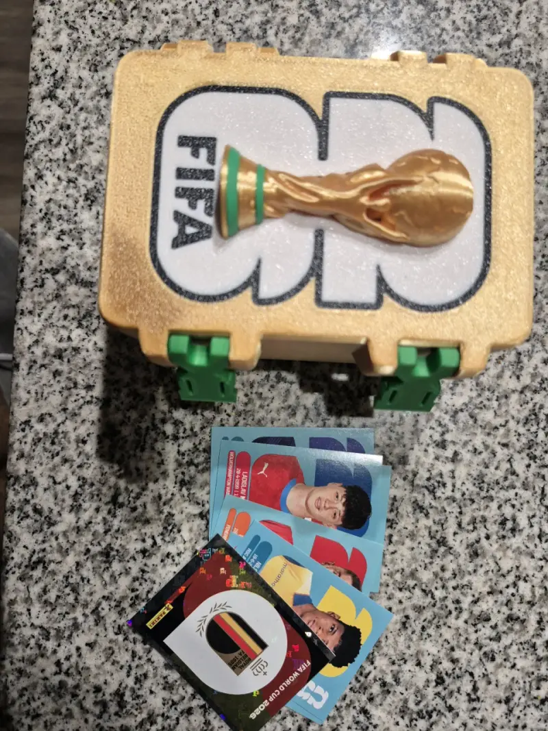 Caja porta laminas FIFA dorada - 2
