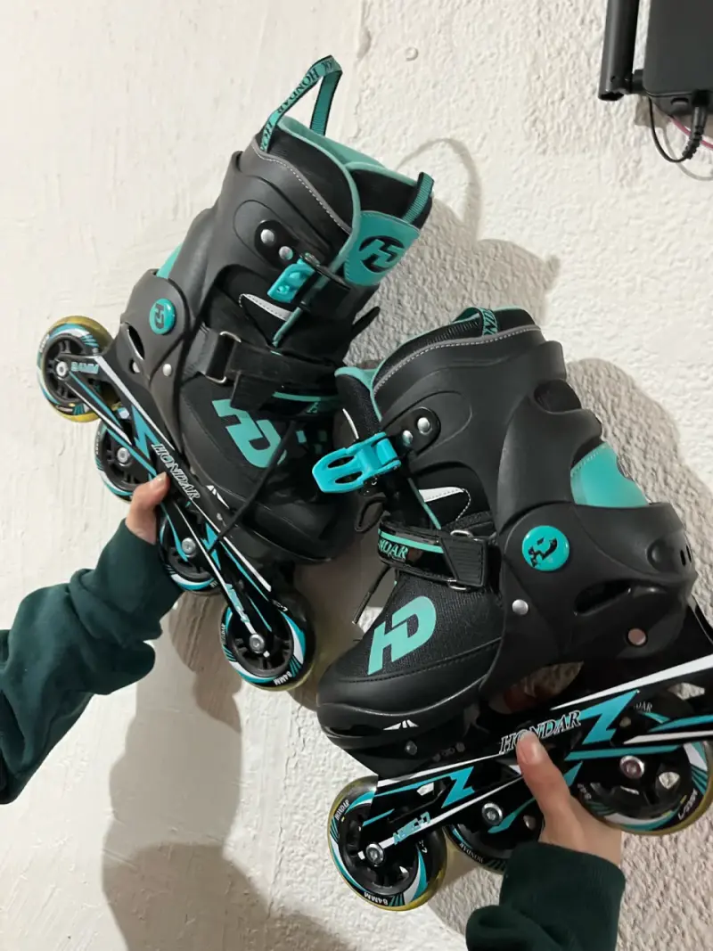 Patines en línea negros y turquesa - 1
