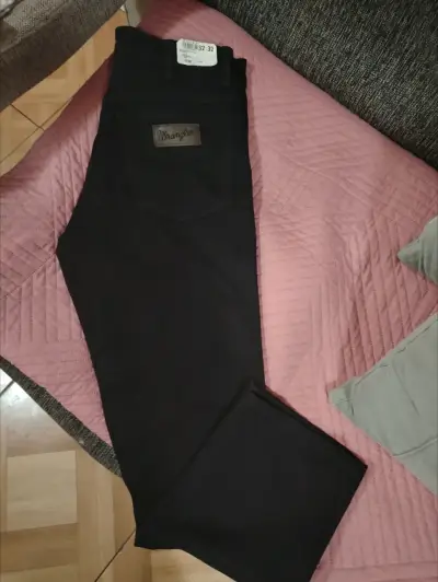 Jeans Wrangler negros talla 32 - miniatura 1