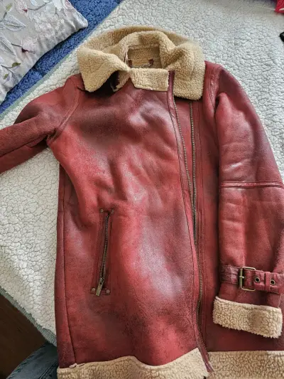 Abrigo rojo de piel con cuello de lana - miniatura 1