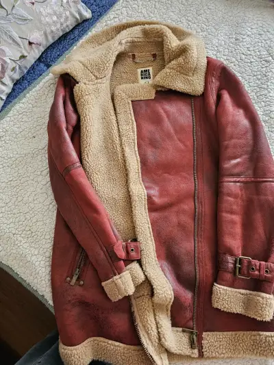 Abrigo rojo de piel con cuello de lana - miniatura 2