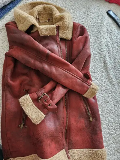 Abrigo rojo de piel con cuello de lana - miniatura 3