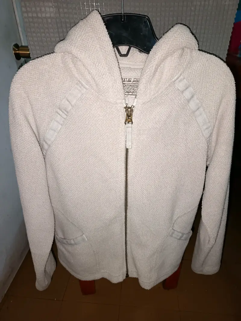 Chaqueta polar beige con capucha