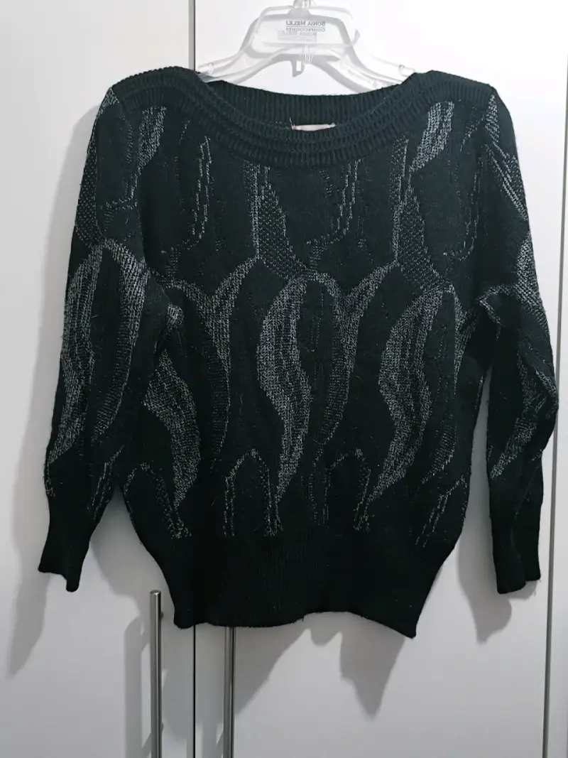 Suéter negro con diseño gráfico - 1