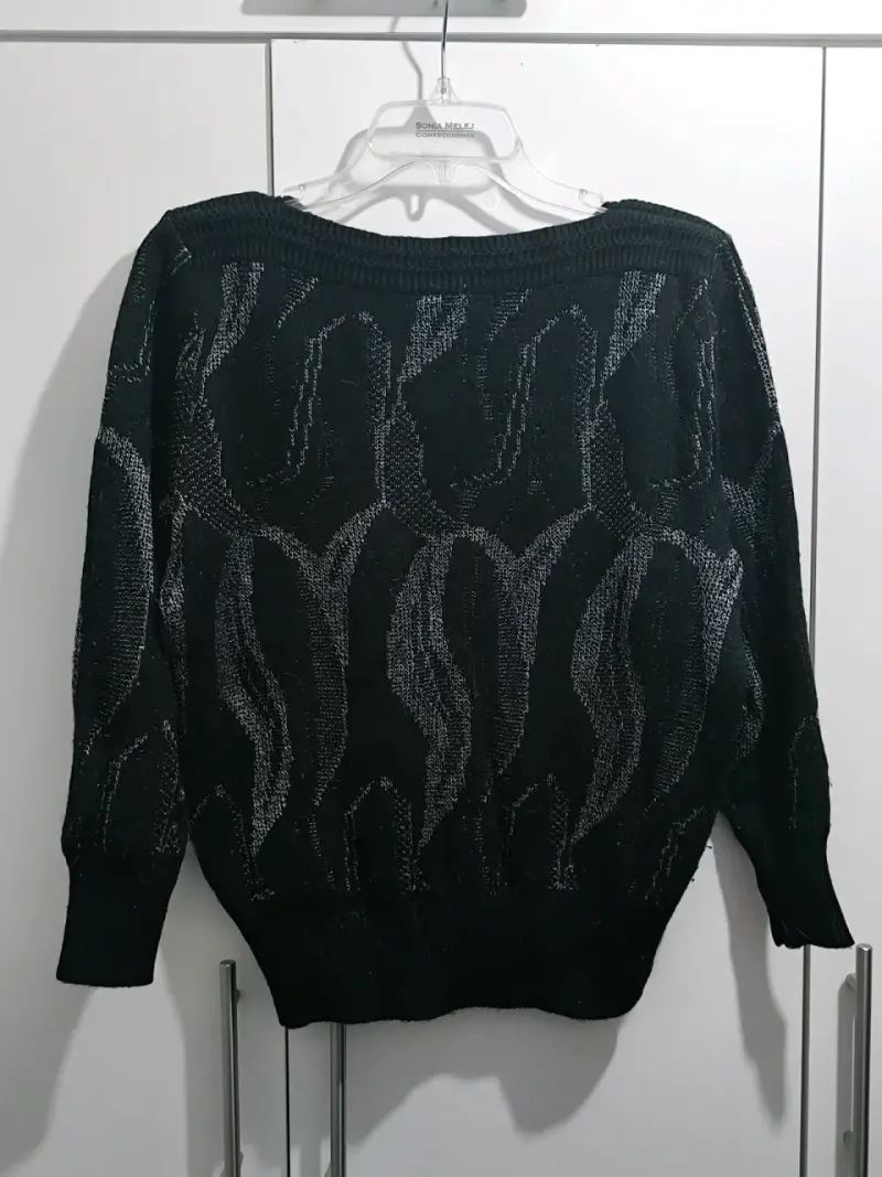 Suéter negro con diseño gráfico - 2
