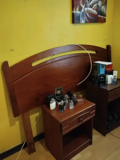 Cabecero de cama de madera, y otros - miniatura 1
