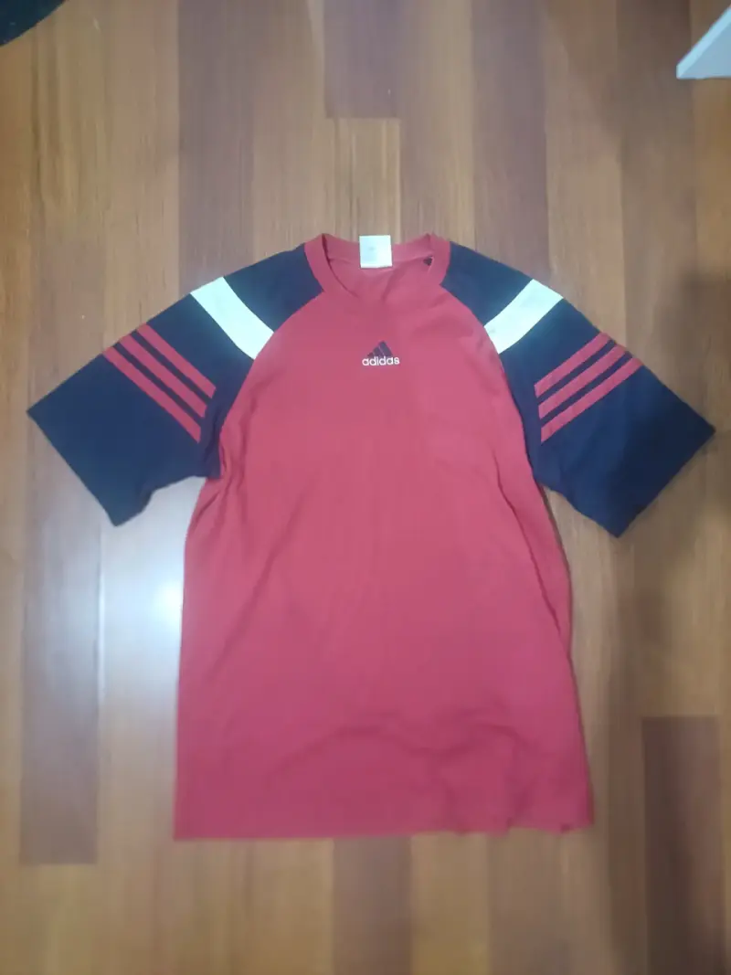 Polera adidas roja y azul