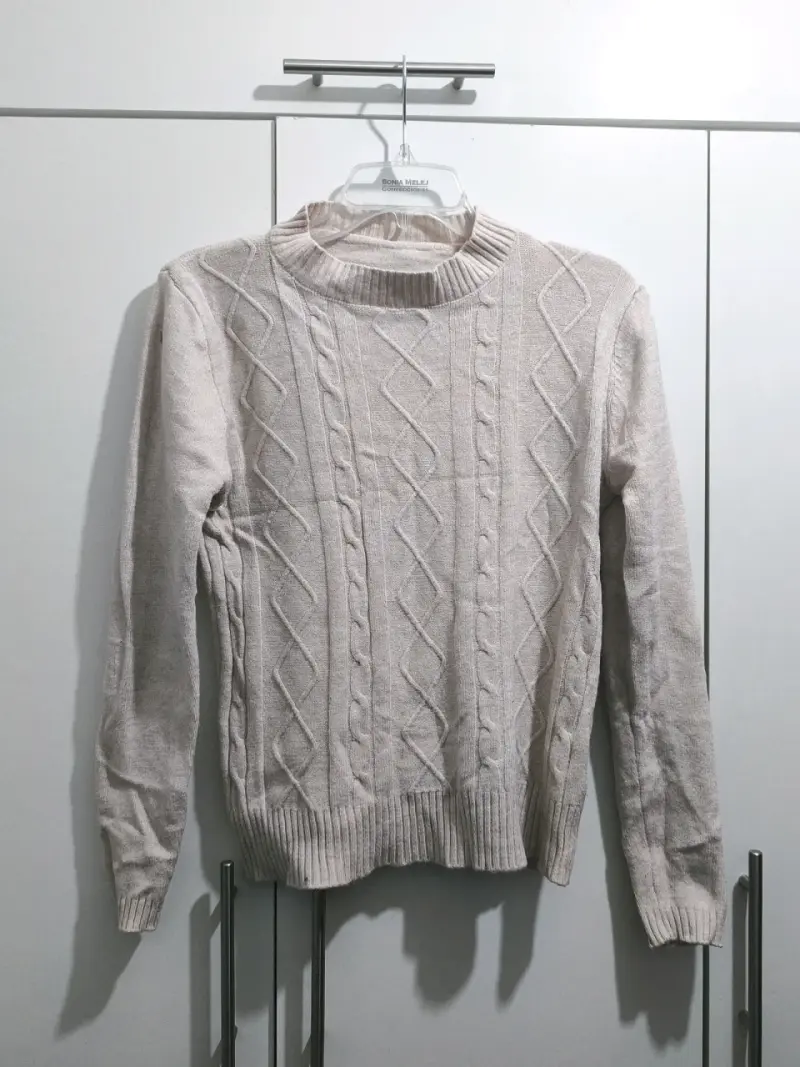 Suéter beige con diseño trenzado - 1