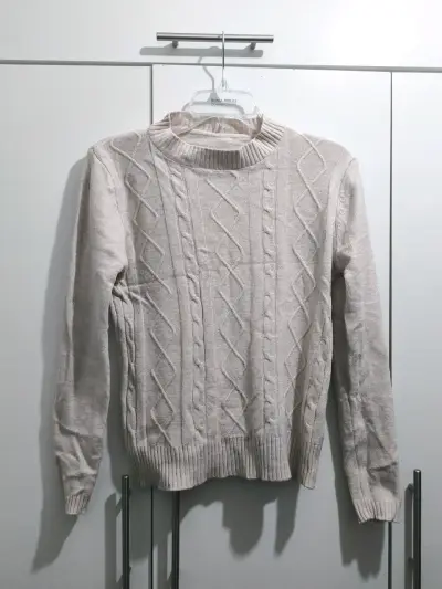 Suéter beige con diseño trenzado - miniatura 1