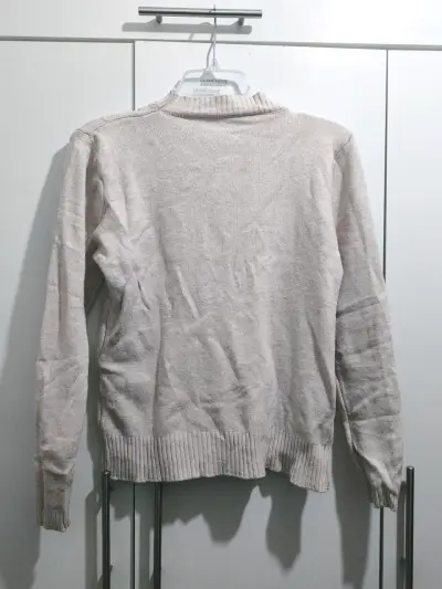Suéter beige con diseño trenzado - miniatura 2