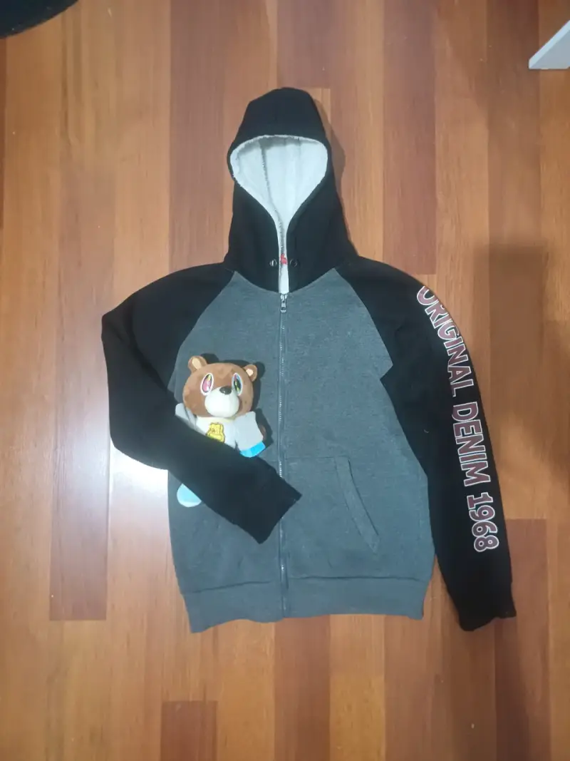 Polerón gris con capucha y estampado