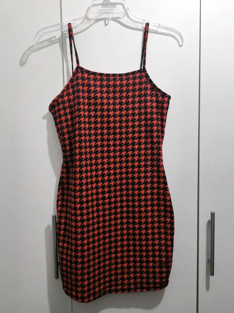 Vestido negro y rojo estampado - 1