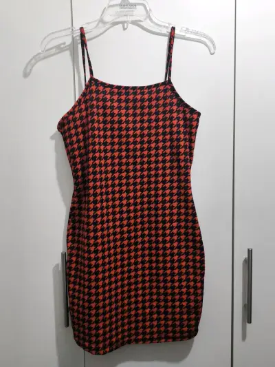 Vestido negro y rojo estampado - miniatura 1