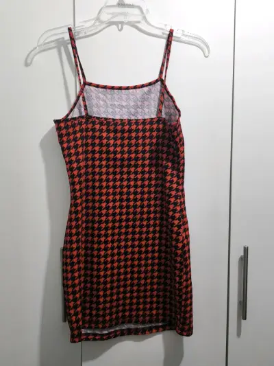 Vestido negro y rojo estampado - miniatura 2