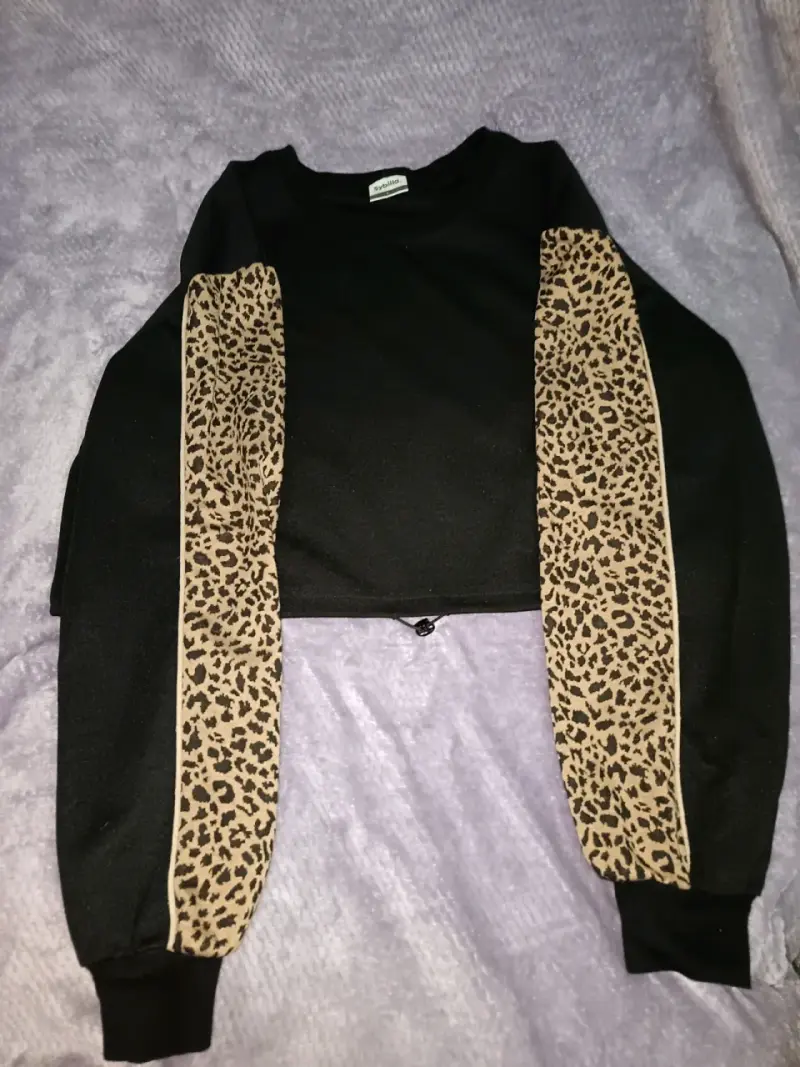 Polerón negro con mangas de leopardo