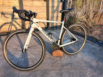 Bicicleta de carretera blanca - miniatura 1