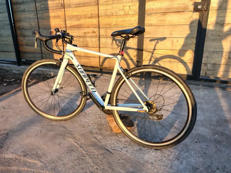 Bicicleta de carretera blanca - 2