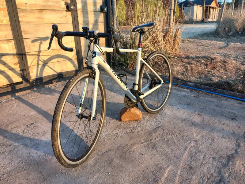 Bicicleta de carretera blanca - 3