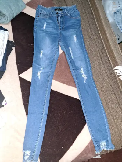 Jeans azules desgastados - miniatura 1