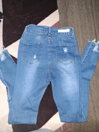 Jeans azules desgastados - miniatura 2