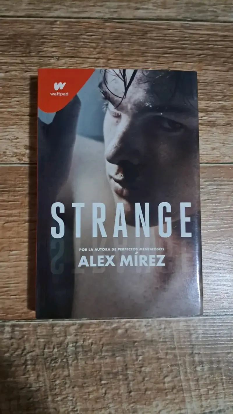 Libro 'Strange' de Alex Mirez - 1