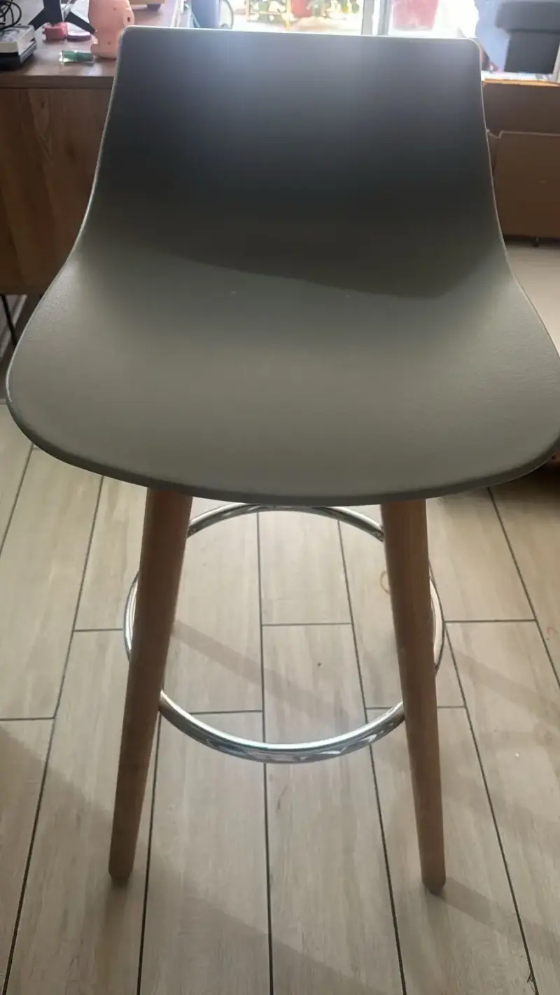 Silla alta de madera gris