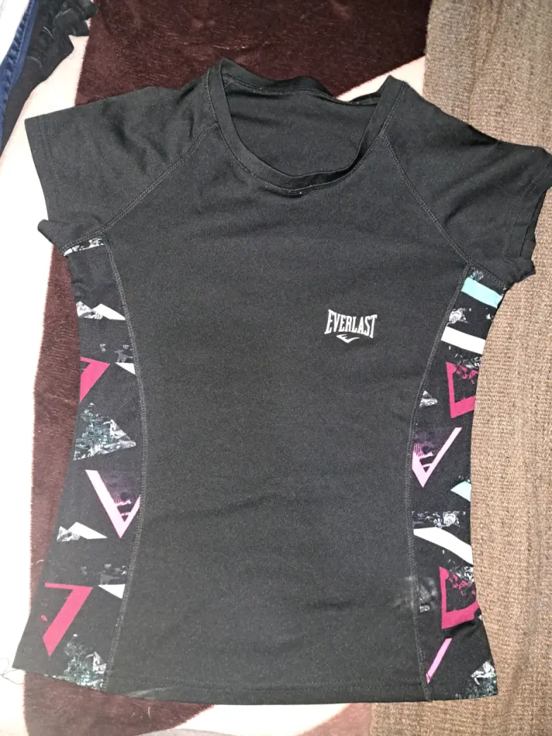 Polera deportiva negra