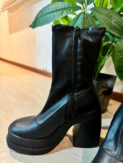 Botas negras de cuero - miniatura 3