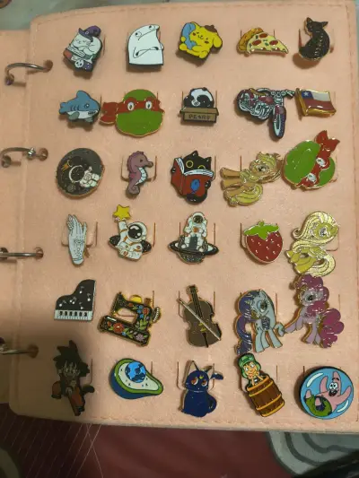 Colección de pines variados - miniatura 1
