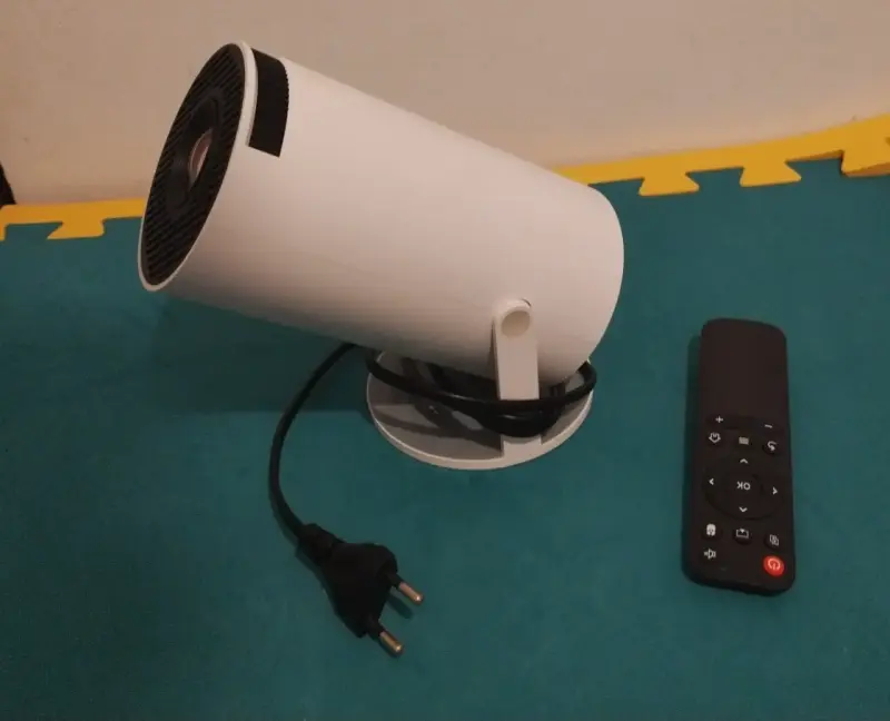 Proyector compacto con control remoto - 1