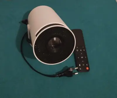 Proyector compacto con control remoto - miniatura 2