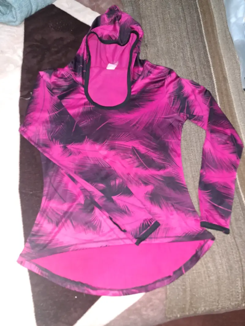 Polera deportiva rosa con capucha talla S - 1