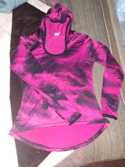 Polera deportiva rosa con capucha talla S - miniatura 1