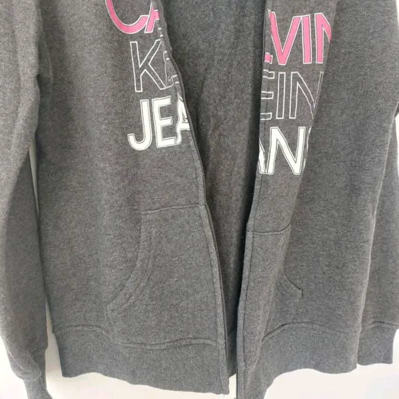 Polerón Calvin Klein gris con capucha - 6
